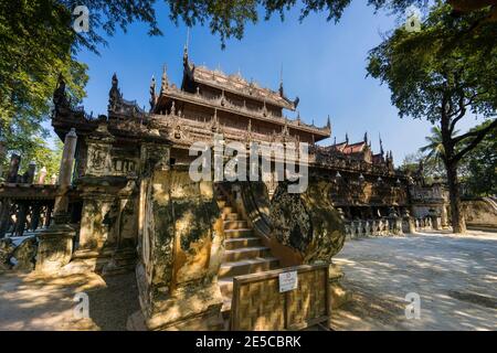 Niedrige Ansicht des Shwenandaw Klosters aus Teakholz, Mandal Stockfoto