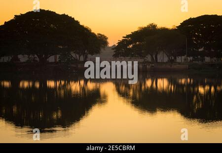 Spiegelung von Bäumen im Kan Thar Yar See in der Nähe von Myo Yar Pyae Pagod Stockfoto