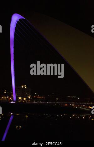 Gateshead, Großbritannien. Januar 2021. Großbritannien, Gatesheads Millenium Brücke ist lila beleuchtet, um Holocaust-Gedenktag zu gedenken. Januar 27, 2021 Credit Dan-Cooke/Alamy Live News Stockfoto