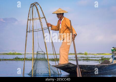 Seitenansicht des Intha Fischers mit traditionellen konischen Fischen ne Stockfoto