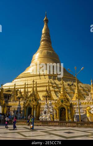 Touristen an vergoldeten Shwedagon Pagode gegen klaren Himmel, Yangon, Y Stockfoto