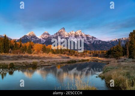 Morgenaufnahme des Grand teton nach einem herbstlichen Schneesturm aus schwabacher, der im großen teton-Nationalpark von wyoming, usa, landete Stockfoto