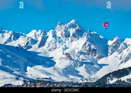 Lebhaft rot bunte Heißluftballon über Courchevel Tal in Französische Alpen Stockfoto