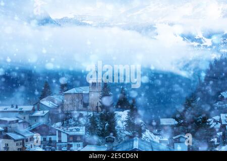 Ansicht der Kirche in Champagny-en-Vanoise Dorf in Frankreich während schweren Schneefall im Winter Stockfoto