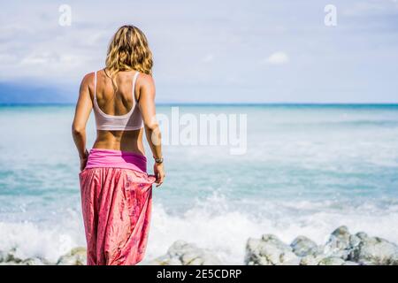 Schöne Frau in Yoga-Hosen mit Blick auf den Ozean, Costa rica, Mittelamerika 2015 Stockfoto