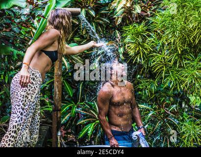 Surfer machen lustige Gesicht in Dschungel Dusche, Costa rica, Mittelamerika Stockfoto