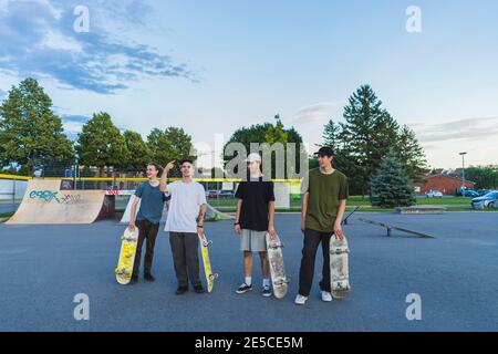 Gruppe von sportlicher Teenager Skateboarder im Skatepark im Sommer, Montreal, Quebec, Kanada Stockfoto