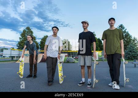 Gruppe von sportlicher Teenager Skateboarder im Skatepark im Sommer, Montreal, Quebec, Kanada Stockfoto