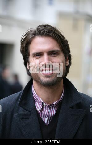 Schauspieler Joshua Morrow während der Dreharbeiten zu Szenen für die US-Fernsehserie "The Young and the Restless" (Les feux de l'Amour) in den Straßen von Paris, Frankreich am 8. Oktober 2008. Foto von Denis Guignebourg/ABACAPRESS.COM Stockfoto