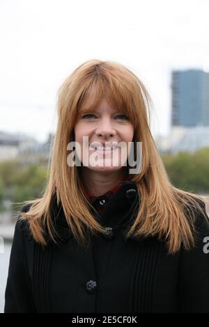 Schauspielerin Michelle Stafford während der Dreharbeiten zu Szenen für die US-Fernsehserie "die jungen und die unruhige" (Les feux de l'Amour) in den Straßen von Paris, Frankreich am 8. Oktober 2008. Foto von Denis Guignebourg/ABACAPRESS.COM Stockfoto