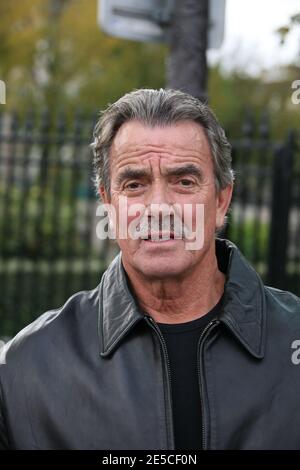 Schauspieler Eric Braeden während der Dreharbeiten zu Szenen für die US-Fernsehserie "The Young and the Restless" (Les feux de l'Amour) in den Straßen von Paris, Frankreich am 8. Oktober 2008. Foto von Denis Guignebourg/ABACAPRESS.COM Stockfoto