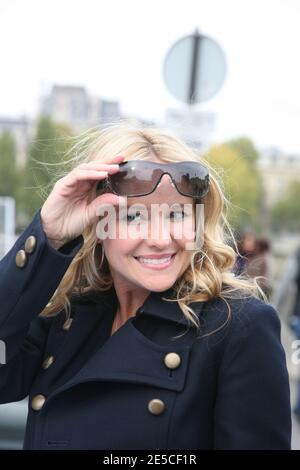 Schauspielerin Sharon Case während der Dreharbeiten zu Szenen für die US-Fernsehserie "The Young and the Restless" (Les feux de l'Amour) in den Straßen von Paris, Frankreich am 8. Oktober 2008. Foto von Denis Guignebourg/ABACAPRESS.COM Stockfoto