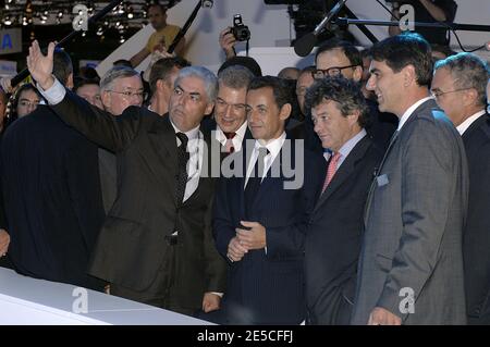 (L bis R) Jean-Philippe Collin, PSA-CEO Christian Streiff, Nicolas Sarkozy, Jean-Louis Borloo und der ehemalige Renault-CEO Louis Schweitzer besuchen am 9. Oktober 2008 den Pariser Automobilsalon in Paris, Frankreich. Foto von Giancarlo Gorassini/ABACAPRESS.COM Stockfoto