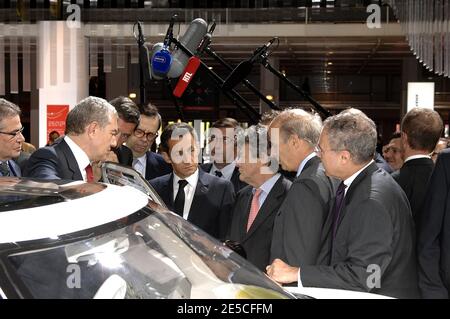 (L bis R) PSA-CEO Christian Streiff, Nicolas Sarkozy, Jean-Francois Lamour, Jean-Louis Borloo und der ehemalige Renault-CEO Louis Schweitzer besuchen am 9. Oktober 2008 den Pariser Automobilsalon in Paris, Frankreich. Foto von Giancarlo Gorassini/ABACAPRESS.COM Stockfoto