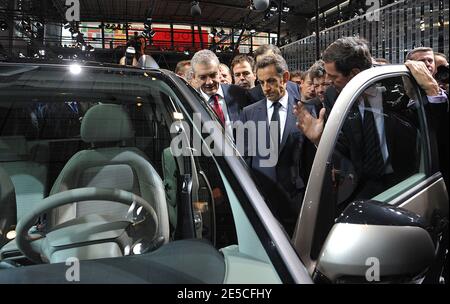 PSA-CEO Christian Streiff und Nicolas Sarkozy besuchen am 9. Oktober 2008 den Internationalen Automobilsalon in Paris. Foto von Giancarlo Gorassini/ABACAPRESS.COM Stockfoto