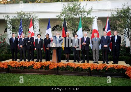 US-Präsident George W. Bush spricht während einer Erklärung mit den G7-Finanzministern und den Leitern internationaler Finanzinstitutionen am 11. Oktober 2008 im Rosengarten des Weißen Hauses in Washington, DC. Von links: Gouverneur der italienischen Zentralbank Mario Draghi, Jean-Claude Juncker, IWF-Geschäftsführer Dominique Strauss-Kahn, Präsident der Europäischen Zentralbank Jean-Claude Trichet, japanischer Finanzminister Shoichi Nakagawa, US-Außenministerin Condoleezza Rice, US-Finanzminister Henry Paulson, französische Finanzminister Christine Lagarde, kanadischer Finanzminister Jim Flaherty, britischer Kanzler o Stockfoto