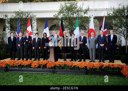 US-Präsident George W. Bush spricht während einer Erklärung mit den G7-Finanzministern und den Leitern internationaler Finanzinstitutionen am 11. Oktober 2008 im Rosengarten des Weißen Hauses in Washington, DC. Von links: Gouverneur der italienischen Zentralbank Mario Draghi, IWF-Geschäftsführer Dominique Strauss-Kahn, Präsident der Europäischen Zentralbank Jean-Claude Trichet, japanischer Finanzminister Shoichi Nakagawa, US-Außenministerin Condoleezza Rice, US-Finanzminister Henry Paulson, französische Finanzminister Christine Lagarde, kanadischer Finanzminister Jim Flaherty, britischer Finanzminister Alista Stockfoto
