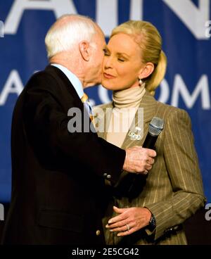 Der republikanische Präsident hofft, dass Arizona Senator John McCain seine Frau Cindy während einer Wahlkampfveranstaltung bei der Emmis Communications Corporation in Indianapolis, IN, USA, am 23. Februar 2008 küsst. Foto von Joseph Foley/ABACAPRESS.COM Stockfoto