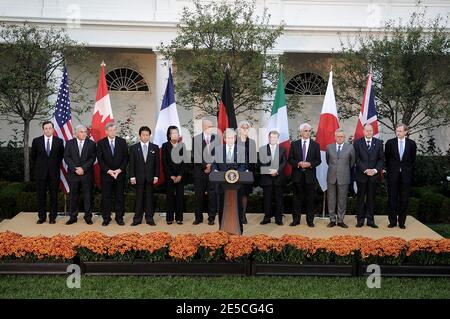 US-Präsident George W. Bush spricht während einer Erklärung mit den G7-Finanzministern und den Leitern internationaler Finanzinstitutionen am 11. Oktober 2008 im Rosengarten des Weißen Hauses in Washington, DC. Von links: Gouverneur der italienischen Zentralbank Mario Draghi, IWF-Geschäftsführer Dominique Strauss-Kahn, Präsident der Europäischen Zentralbank Jean-Claude Trichet, japanischer Finanzminister Shoichi Nakagawa, US-Außenministerin Condoleezza Rice, US-Finanzminister Henry Paulson, französische Finanzminister Christine Lagarde, kanadischer Finanzminister Jim Flaherty, britischer Schatzkanzler Stockfoto