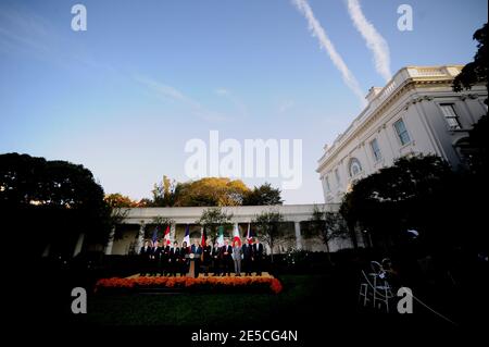 US-Präsident George W. Bush spricht während einer Erklärung mit den G7-Finanzministern und den Leitern internationaler Finanzinstitutionen am 11. Oktober 2008 im Rosengarten des Weißen Hauses in Washington, DC. Von links: Gouverneur der italienischen Zentralbank Mario Draghi, Jean-Claude Juncker, IWF-Geschäftsführer Dominique Strauss-Kahn, Präsident der Europäischen Zentralbank Jean-Claude Trichet, japanischer Finanzminister Shoichi Nakagawa, US-Außenministerin Condoleezza Rice, US-Finanzminister Henry Paulson, französische Finanzminister Christine Lagarde, kanadischer Finanzminister Jim Flaherty, britischer Kanzler o Stockfoto
