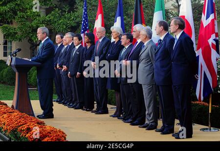 US-Präsident George W. Bush spricht während einer Erklärung mit den G7-Finanzministern und den Leitern internationaler Finanzinstitutionen am 11. Oktober 2008 im Rosengarten des Weißen Hauses in Washington, DC. Von links: Gouverneur der italienischen Zentralbank Mario Draghi, IWF-Geschäftsführer Dominique Strauss-Kahn, Präsident der Europäischen Zentralbank Jean-Claude Trichet, japanischer Finanzminister Shoichi Nakagawa, US-Außenministerin Condoleezza Rice, US-Finanzminister Henry Paulson, französische Finanzminister Christine Lagarde, kanadischer Finanzminister Jim Flaherty, britischer Finanzminister Alista Stockfoto