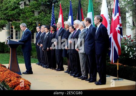 US-Präsident George W. Bush spricht während einer Erklärung mit den G7-Finanzministern und den Leitern internationaler Finanzinstitutionen am 11. Oktober 2008 im Rosengarten des Weißen Hauses in Washington, DC, USA. Von links: Gouverneur der italienischen Zentralbank Mario Draghi, IWF-Geschäftsführer Dominique Strauss-Kahn, Präsident der Europäischen Zentralbank Jean-Claude Trichet, japanischer Finanzminister Shoichi Nakagawa, US-Außenministerin Condoleezza Rice, US-Finanzminister Henry Paulson, französische Finanzminister Christine Lagarde, kanadischer Finanzminister Jim Flaherty, britischer Schatzkanzler Alis Stockfoto
