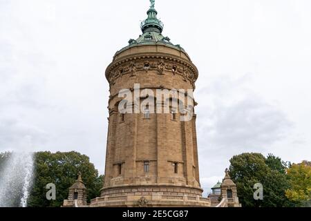 Wasserturm Wahrzeichen, Wasserturm in Mannheim, Baden-Württemberg, Deutschland an einem bewölkten Tag Stockfoto