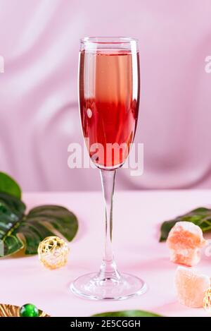 Toast mit Champagner vor Beleuchtung Hintergrund. Stockfoto