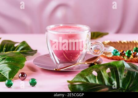 Rosa Matcha Latte mit Milch. Trendiges Getränk aus Drachenfrucht-Pulver Stockfoto