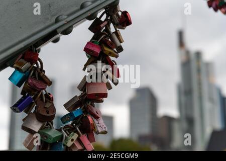 Vorhängeschlösser auf der Liebesschlösser-Brücke (Eiserner Steg, Eiserne Brücke) in Frankfurt am Main, in die verschiedene Namen von Liebespaaren eingraviert sind Stockfoto