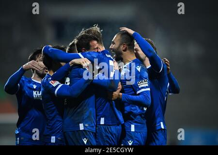 Karlsruhe, Deutschland. 27. Jan 2021. Jubel über die 1:0: Philip Heise (KSC), Philipp Hofmann (KSC), Daniel Gordon (KSC) in der Mitte. GES/Fußball/2. Bundesliga: Karlsruher SC - Hannover 96, 01/27/2021 Fußball: 2. Liga: Karlsruher Sport-Club vs Hannover 96, Ort, 27. Januar 2021 Quelle: dpa/Alamy Live News Stockfoto