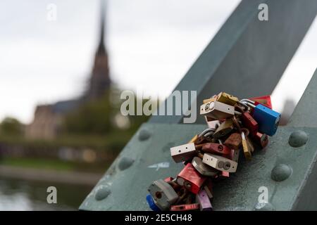 Vorhängeschlösser auf der Liebesschlösser-Brücke (Eiserner Steg, Eiserne Brücke) in Frankfurt am Main, in die verschiedene Namen von Liebespaaren eingraviert sind Stockfoto