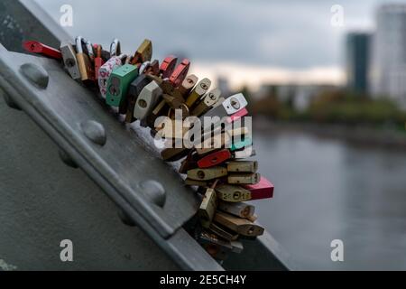 Vorhängeschlösser auf der Liebesschlösser-Brücke (Eiserner Steg, Eiserne Brücke) in Frankfurt am Main, in die verschiedene Namen von Liebespaaren eingraviert sind Stockfoto