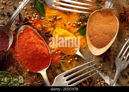 Verschiedene Gewürze und Kräuter auf Löffeln, Nahaufnahme Stockfoto