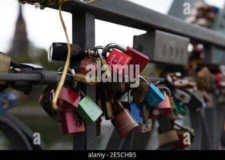 Vorhängeschlösser auf der Liebesschlösser-Brücke (Eiserner Steg, Eiserne Brücke) in Frankfurt am Main, in die verschiedene Namen von Liebespaaren eingraviert sind Stockfoto