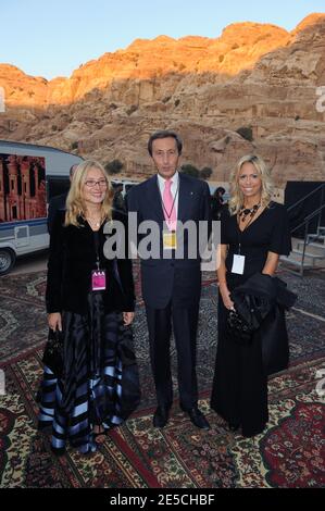 Luciano Pavarottis Witwe Nicoletta Mantovani mit dem italienischen Parlamentspräsidenten Gianfranco Fini und seiner Freundin Elisabetta Tulliani beim Konzert, das am 12. Oktober 2008 im Rahmen der Veranstaltung "Salute Petra" in Petra, Jordanien, stattfand, Organisiert in der rosafarbenen antiken Stadt Petra in Erinnerung an den späten italienischen Tenor Luciano Pavarotti. Foto von Ammar Abd Rabbo/ABACAPRESS.COM Stockfoto