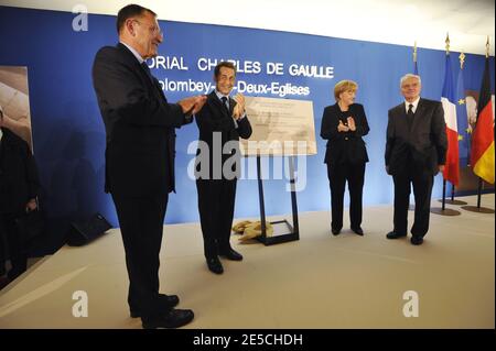 Der französische Präsident Nicolas Sarkozy, die deutsche Bundeskanzlerin Angela Merkel und Pierre Mazeaud bei ihrem Besuch in Colombey-les-deux-Eglises, Ostfrankreich, am 11. Oktober 2008. Foto von Elodie Gregoire/ABACAPRESS.COM Stockfoto