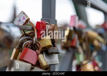 Vorhängeschlösser auf der Liebesschlösser-Brücke (Eiserner Steg, Eiserne Brücke) in Frankfurt am Main, in die verschiedene Namen von Liebespaaren eingraviert sind Stockfoto