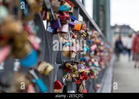 Vorhängeschlösser auf der Liebesschlösser-Brücke (Eiserner Steg, Eiserne Brücke) in Frankfurt am Main, in die verschiedene Namen von Liebespaaren eingraviert sind Stockfoto