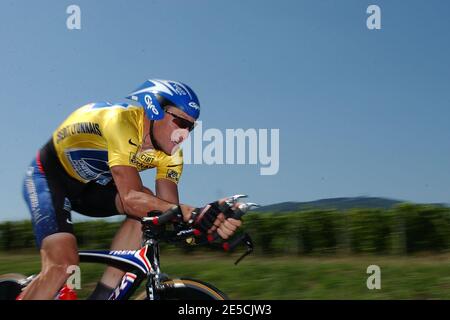 Lance Armstrong aus den USA fährt für die US-Post-Radsport während der Etappe gegen die Uhrenperson, Regnie/Durette-Macon, Tour de France Radrennen, am 27. Juli 2002. Foto von Philippe Montigny/ABACAPRESS.COM Stockfoto