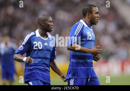 Die Franzosen Rod Fanni und Florent Sinama-Pongolle beim Internationalen Freundschaftsspiel Frankreich gegen Tunesien am 14. Oktober 2008 in St-Denis, Frankreich, gewannen 3:1. Foto von Willis Parker/Cameleon/ABACAPRESS.COM Stockfoto