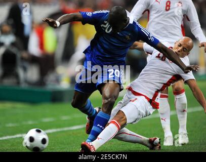 Der französische Rod Fanni kämpft gegen den tunesischen Mikari beim internationalen Freundschaftsspiel Frankreich gegen Tunesien am 14. Oktober 2008 in St-Denis, Frankreich.Frankreich gewann 3:1. Foto von Willis Parker/Cameleon/ABACAPRESS.COM Stockfoto