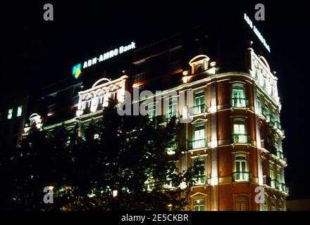 Lissabon Portugal Avenida Da Liberdade Abn Amro Bank in der Nacht Stockfoto