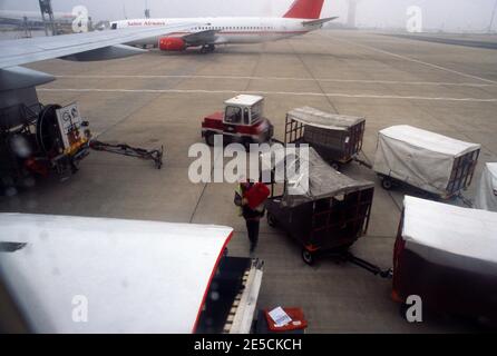 Das Gepäck Wird Auf Dem Flughafen Gatwick Verladen Stockfoto