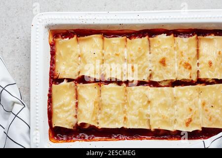 Pasta gefüllt mit Käse und Fisch in Tomatensauce. Stockfoto