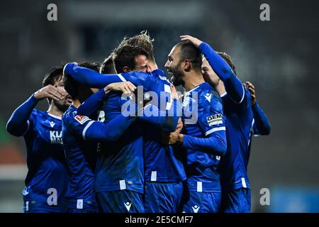 Karlsruhe, Deutschland. 27. Jan 2021. Jubel über die 1:0: Philip Heise (KSC), Philipp Hofmann (KSC), Daniel Gordon (KSC) in der Mitte. GES/Fußball/2. Bundesliga: Karlsruher SC - Hannover 96, 01/27/2021 Fußball: 2. Liga: Karlsruher Sport-Club vs Hannover 96, Ort, 27. Januar 2021 Quelle: dpa/Alamy Live News Stockfoto