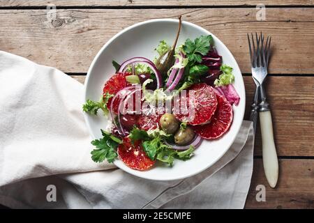 Sizilianischer Orangensalat. Salat mit Blutorange, roten Zwiebeln und Oliven, Draufsicht. Stockfoto