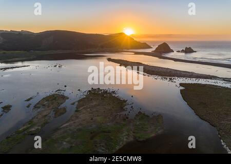 Atemberaubende Luftaufnahme eines traumhaften Strandes an der zentralen chilenischen Küste. Beeindruckende Aussicht auf die Wellen aus dem Meer und die wilde Küste. Ein „ein“ Stockfoto