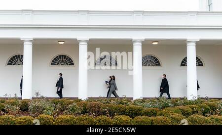 Washington, Vereinigte Staaten Von Amerika. Januar 2021. US-Vizepräsidentin Kamala Harris, geht entlang der Kolonnade auf ihrem Weg zu einem Treffen im Oval Office im Weißen Haus 27. Januar 2021 in Washington, DC Quelle: Planetpix/Alamy Live News Stockfoto