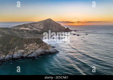 Atemberaubende Luftaufnahme eines traumhaften Strandes an der zentralen chilenischen Küste. Beeindruckende Aussicht auf die Wellen aus dem Meer und die wilde Küste. Ein „ein“ Stockfoto